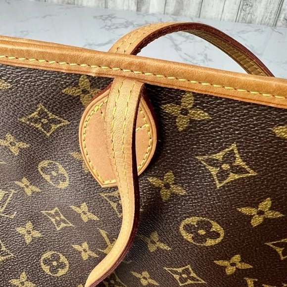 Louis Vuitton GM Neverfull Monogram Tote bag. Largest size this Bag Comes In. - Picture 9 of 17